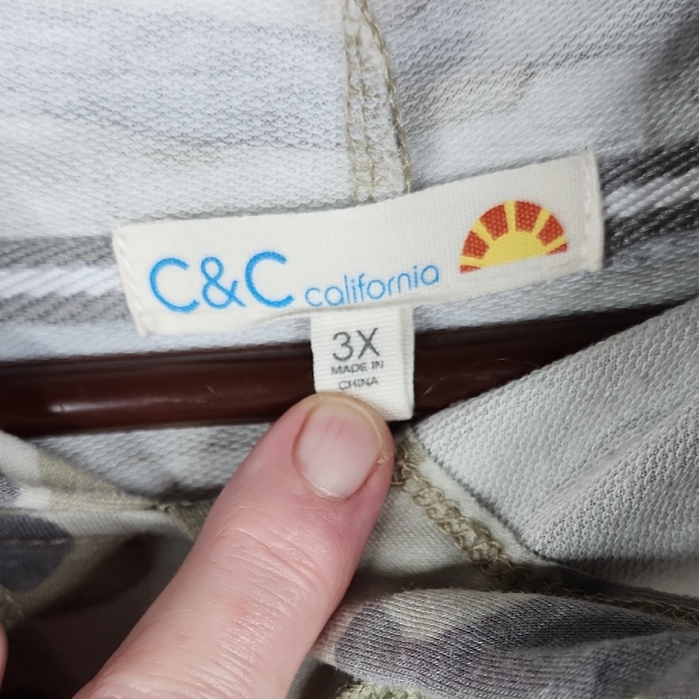 C&C California Gray and Cream Knit Top - Picture 2 of 4